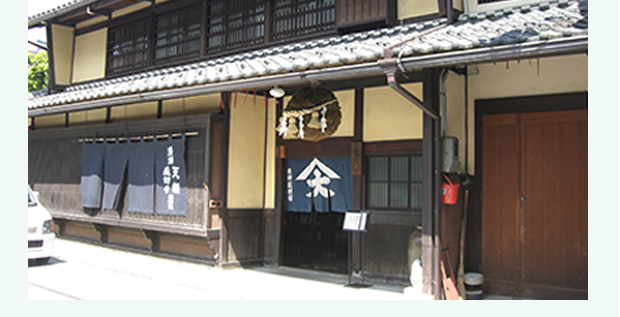 溶岩と川の浸食により長年かけて<br>
      作り出された「小坂の滝めぐり」